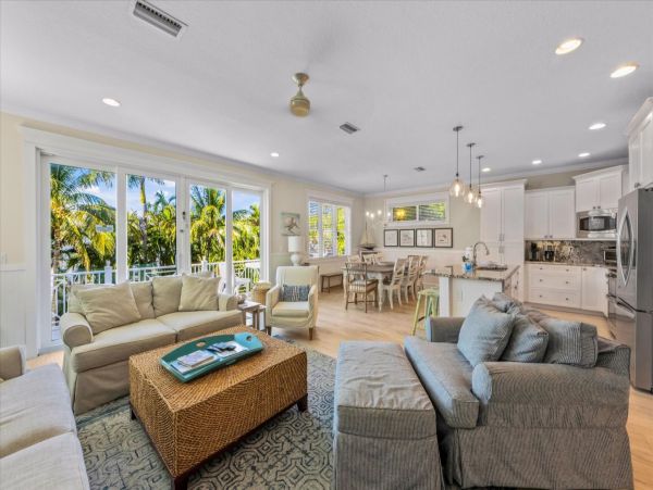 Island Luxe Retreat - Spacious Elegance Anna Maria Stroll Over to Beach