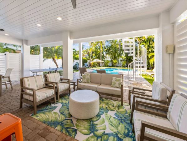 Island Luxe Retreat - Spacious Elegance Anna Maria Stroll Over to Beach