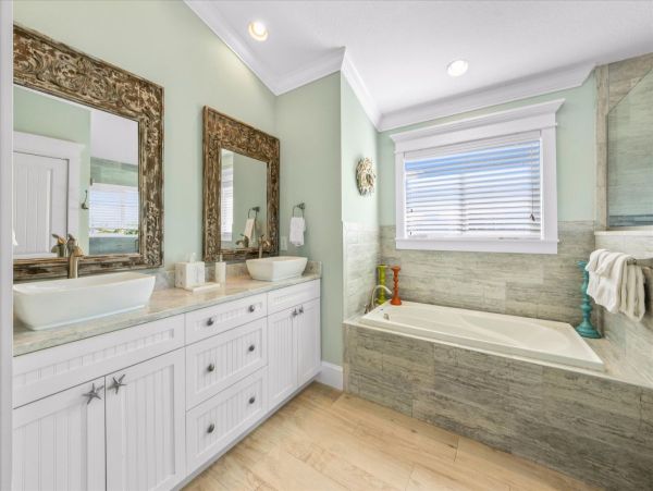 Island Luxe Retreat - Spacious Elegance Anna Maria Stroll Over to Beach