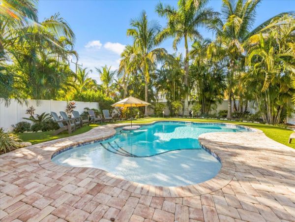 Island Luxe Retreat - Spacious Elegance Anna Maria Stroll Over to Beach