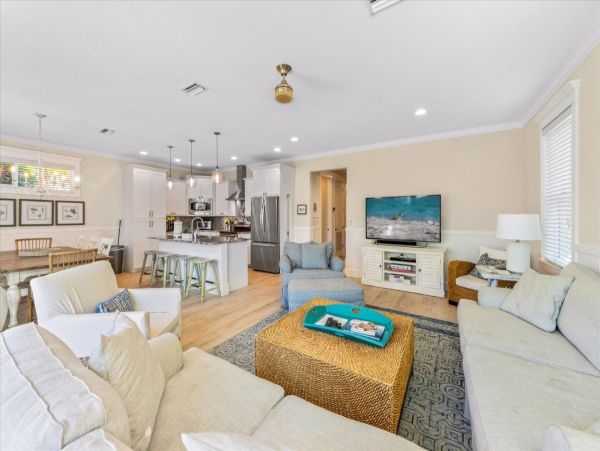 Island Luxe Retreat - Spacious Elegance Anna Maria Stroll Over to Beach