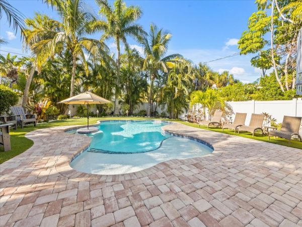 Island Luxe Retreat - Spacious Elegance Anna Maria Stroll Over to Beach