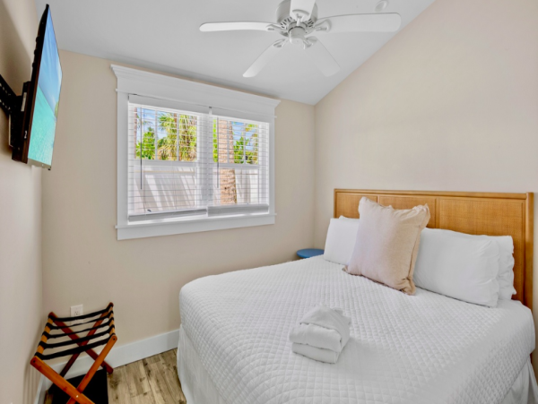 Bright & Beachy 2-Bedroom Villa - Steps from the Beach on Anna Maria Island