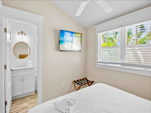 Bright & Beachy 2-Bedroom Villa - Steps from the Beach on Anna Maria Island