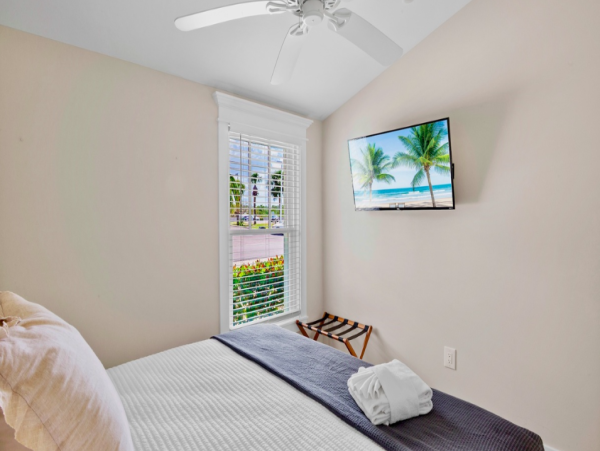 Bright & Beachy 2-Bedroom Villa - Steps from the Beach on Anna Maria Island