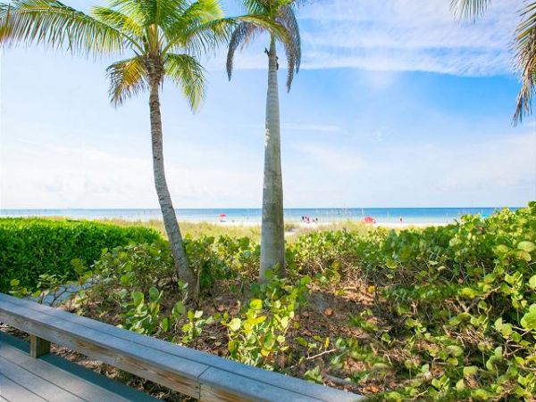 Beach Front House with Private Pool & 3 Bedrooms