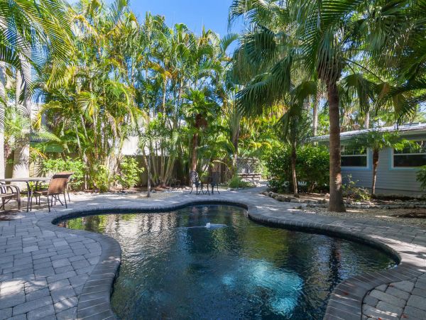 Anna Maria Island Vacation Cottage Sleeps Six Walk to Beach