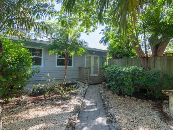 Anna Maria Island Vacation Cottage Sleeps Six Walk to Beach