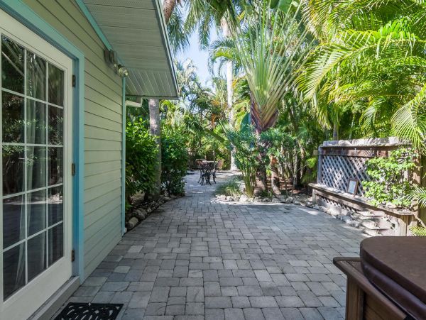 Anna Maria Island Vacation Cottage Sleeps Six Walk to Beach