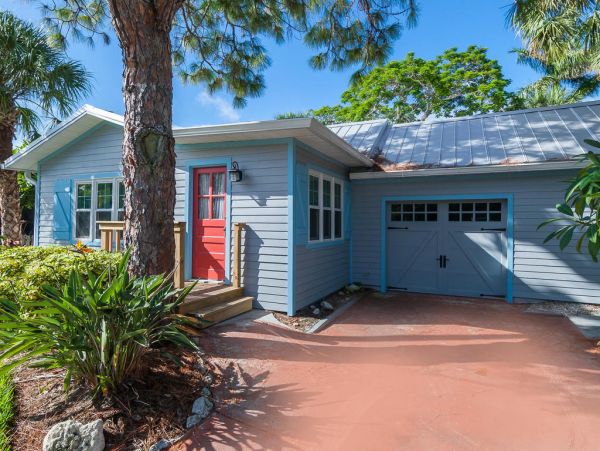 Anna Maria Island Vacation Cottage Sleeps Six Walk to Beach