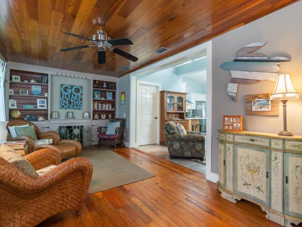 Anna Maria Island Vacation Cottage Sleeps Six Walk to Beach