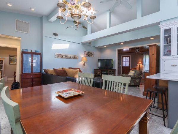 Anna Maria Island Vacation Cottage Sleeps Six Walk to Beach