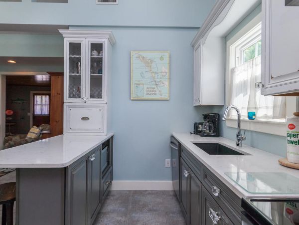 Anna Maria Island Vacation Cottage Sleeps Six Walk to Beach