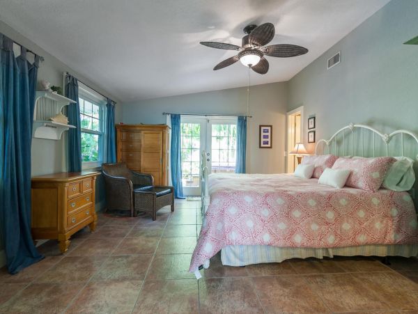 Anna Maria Island Vacation Cottage Sleeps Six Walk to Beach