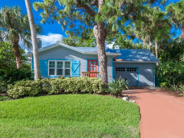 Anna Maria Island Vacation Cottage Sleeps Six Walk to Beach