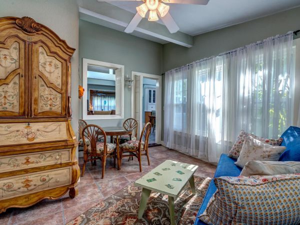 Anna Maria Island Vacation Cottage Sleeps Six Walk to Beach