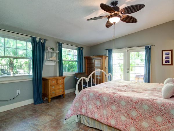 Anna Maria Island Vacation Cottage Sleeps Six Walk to Beach