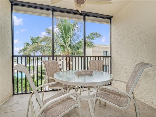 Boca Grande Two Bedroom Vacation Condo Short Walk to Beach