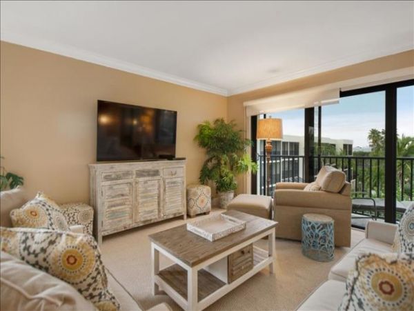 Beautiful 2 Bedroom Condo steps from the Beach