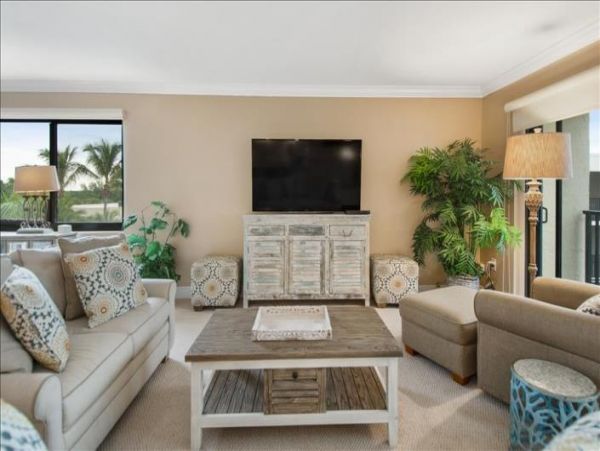 Beautiful 2 Bedroom Condo steps from the Beach