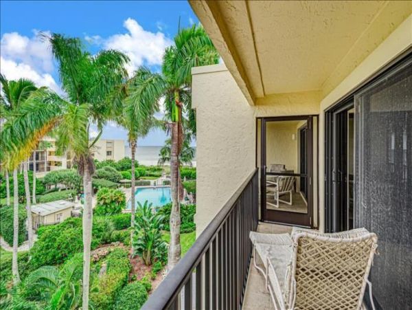 Beautiful 2 Bedroom Condo steps from the Beach