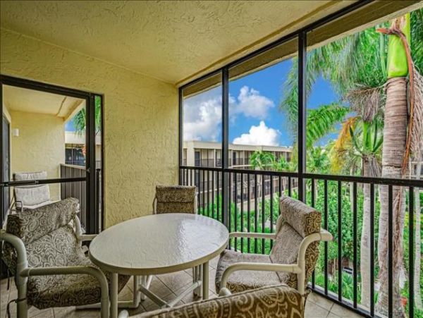 Beautiful 2 Bedroom Condo steps from the Beach