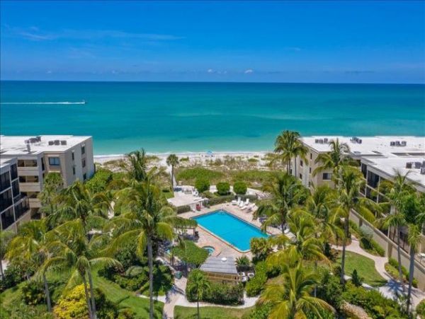 Beautiful 2 Bedroom Condo steps from the Beach