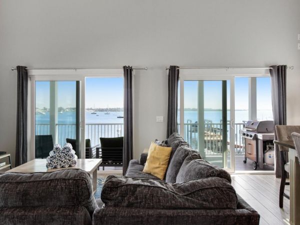 Amazing Rental Sleeps 12 Guests Bayfront Dream