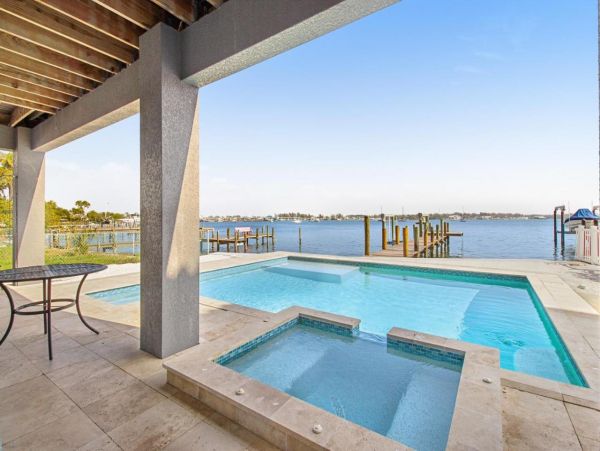 Amazing Rental Sleeps 12 Guests Bayfront Dream
