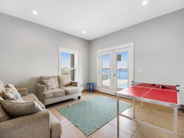 Amazing Rental Sleeps 12 Guests Bayfront Dream