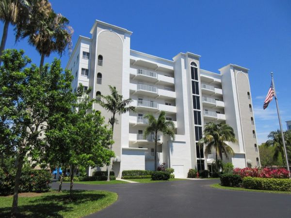 Great Condo Overlooking Estero Bay, Short Walk to Beach