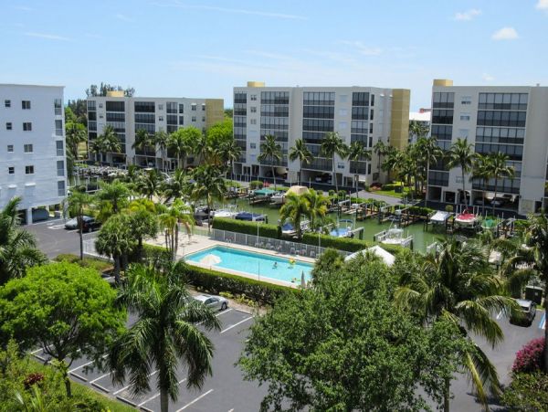 Great Condo Overlooking Estero Bay, Short Walk to Beach