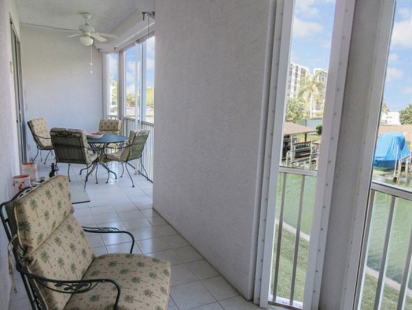 Great Condo Overlooking Estero Bay, Short Walk to Beach