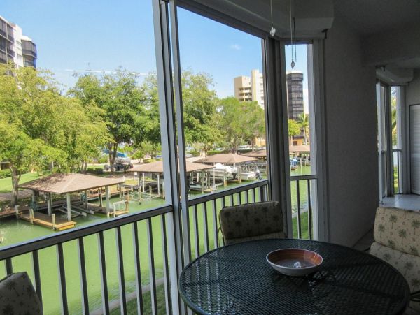 Great Condo Overlooking Estero Bay, Short Walk to Beach