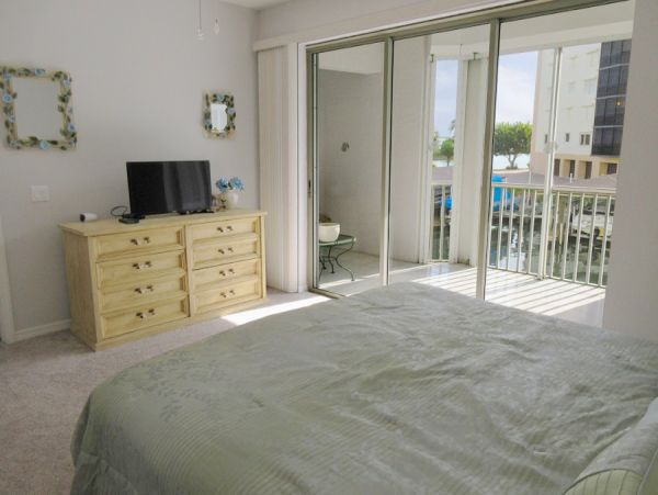 Great Condo Overlooking Estero Bay, Short Walk to Beach