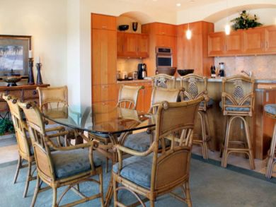 Open plan dining & kitchen with breakfast bar