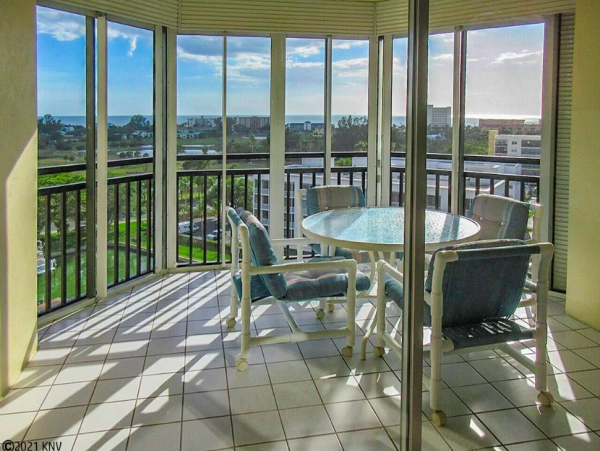 Bay Views & Private Beach Access 2 Bedroom Fort Myers Condo