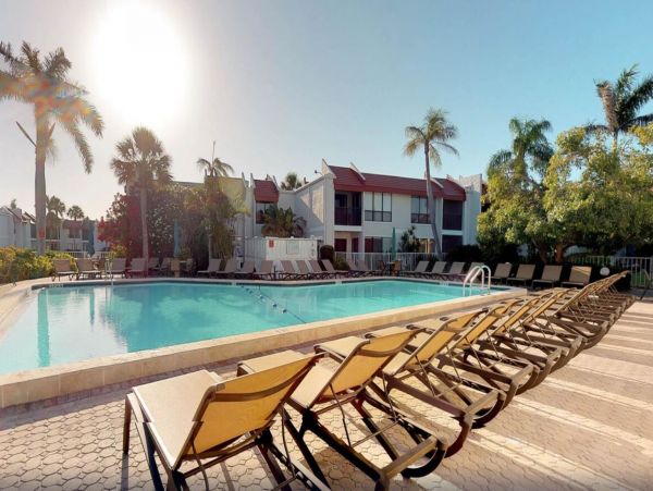 Waterfront Vacation Condo in Bradenton Beach Sleeps 5 Guests