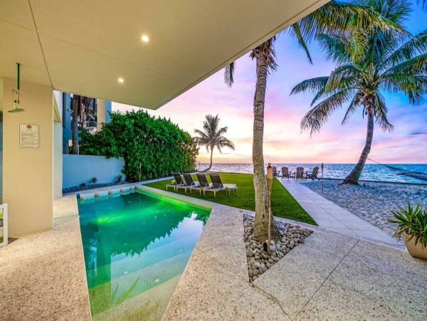 Siesta Key Luxury Vacation Rental | Gulf-Front 5 Bedroom with Pool