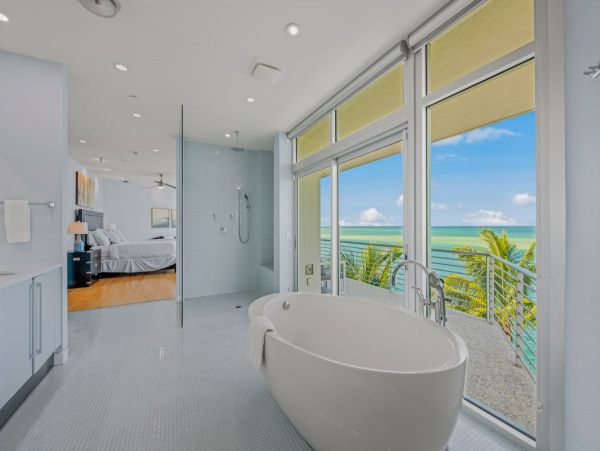 Siesta Key Luxury Vacation Rental | Gulf-Front 5 Bedroom with Pool