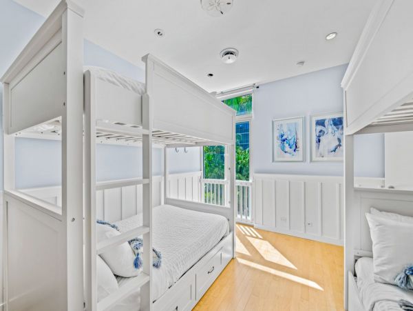 Siesta Key Luxury Vacation Rental | Gulf-Front 5 Bedroom with Pool