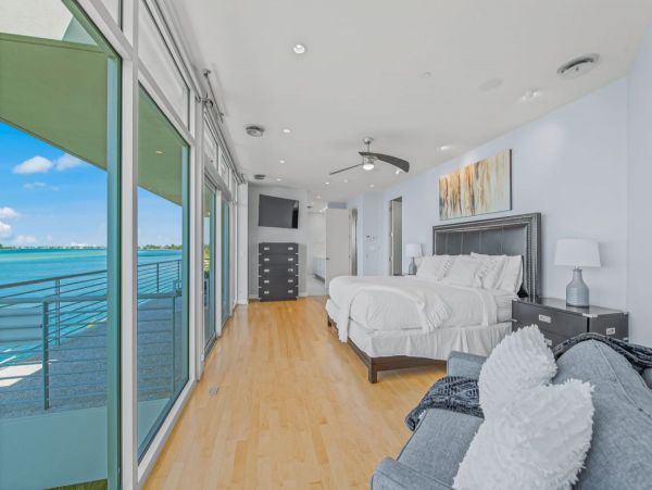 Siesta Key Luxury Vacation Rental | Gulf-Front 5 Bedroom with Pool