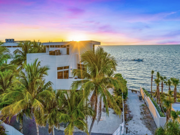 Siesta Key Luxury Vacation Rental | Gulf-Front 5 Bedroom with Pool