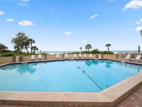Beautiful 2 Bedroom Condo with Gulf Views & Balcony