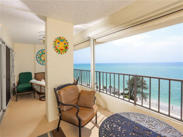 Beautiful 2 Bedroom Condo with Gulf Views & Balcony