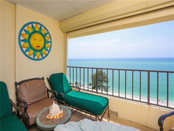 Beautiful 2 Bedroom Condo with Gulf Views & Balcony