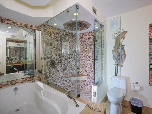 Beautiful 2 Bedroom Condo with Gulf Views & Balcony