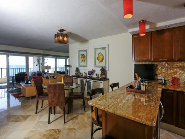 Beautiful 2 Bedroom Condo with Gulf Views & Balcony
