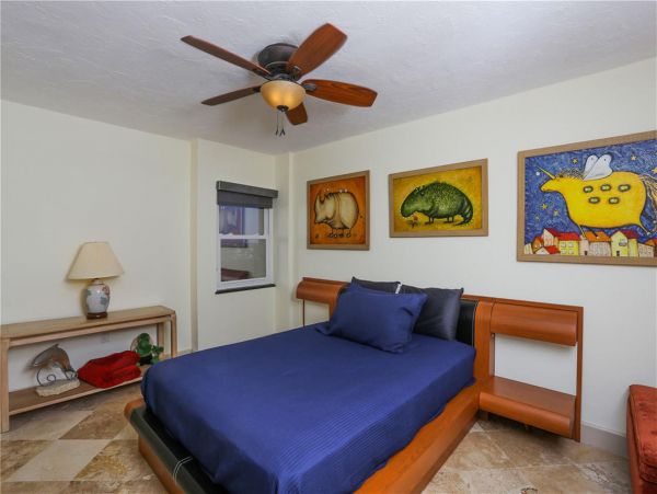 Beautiful 2 Bedroom Condo with Gulf Views & Balcony