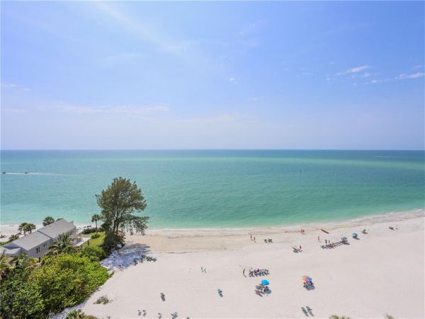 Beautiful 2 Bedroom Condo with Gulf Views & Balcony